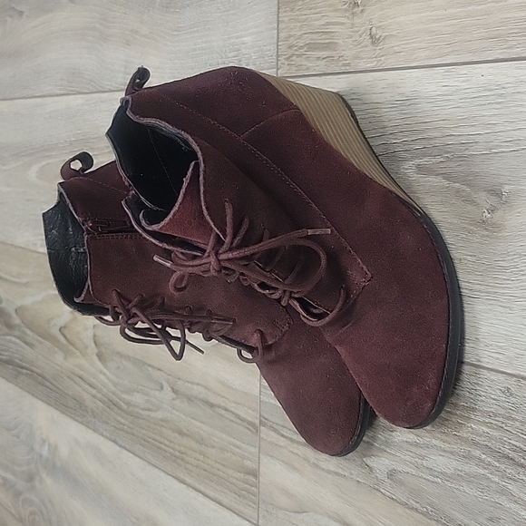 Diba Burgandy Suede Wedge Bootie Size 8 1/2 - Picture 2 of 7